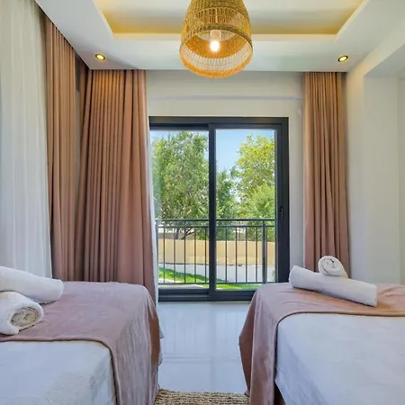 Arici Evi Delux Luxury With Indoor And Outdoor Pool 别墅